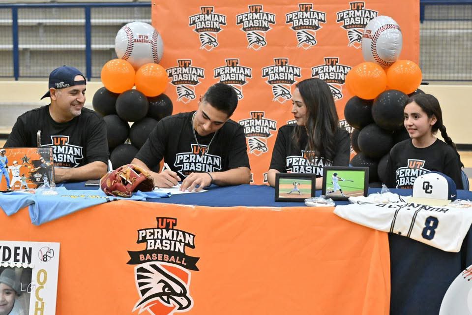 JaydenC25_'s tweet photo. Officially signed thank you to my family, friends, coaches, and teammates for everything yall have done for me! #AGTG https://t.co/PqO48qMoOA