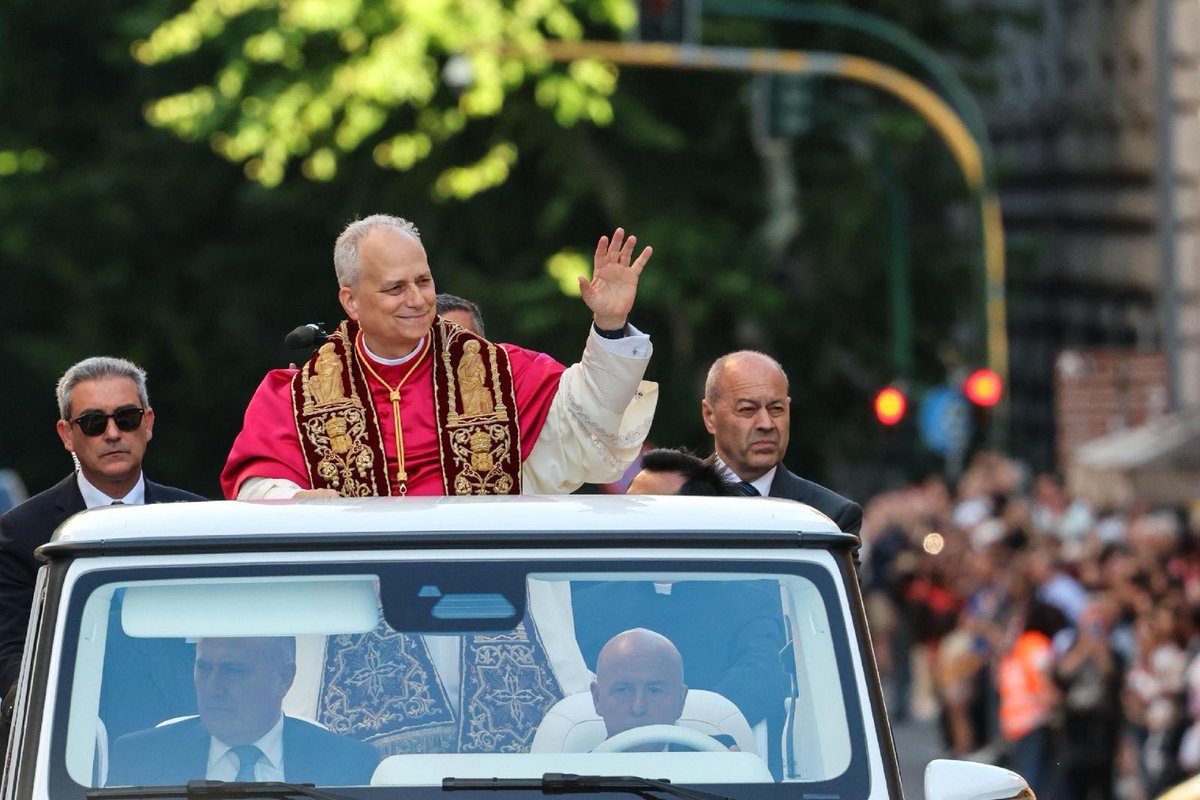 VaticanReportIt's tweet photo. The Pope through the streets of Rome. In ancient times, the Pope would travel on horseback from the Vatican to San Giovanni in Laterano to take possession of the Roman Cathedra. #LeoXIV https://t.co/8JWGiv0TMP