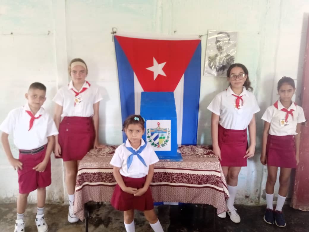 Nuestros pioneros, guardianes de la democracia en #Cuba. Hoy jornada electoral en 2 circunscripciones de #SanctiSpíritusEnMarcha.🇨🇺 <a href="/DeivyPrezMartn1/">Deivy Pérez Martín</a> <a href="/Alina_Balseiro/">Alina Balseiro</a> <a href="/AlexisLorente74/">Alexis Lorente Jiménez</a> <a href="/Marielarp_/">💞Mariela Rondon 🇨🇺</a> <a href="/ConsejoSSptus/">Consejo Electoral Provincial Sancti Spíritus</a> <a href="/EraidaAguilar/">Eraida Espinosa Aguilar</a> <a href="/ramospor_cuba/">Arián Ramos Gutiérrez🇨🇺</a>