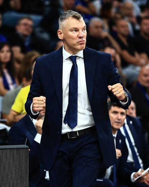 Yüregimi bir kalkan bilip Euroleague'e ciktim
Ulker Arena'da oturdum oyuncularla konustum
Sıkıldım dertlendim Gherardini ile bulustum
Euroleague sampiyonu oldum anne...