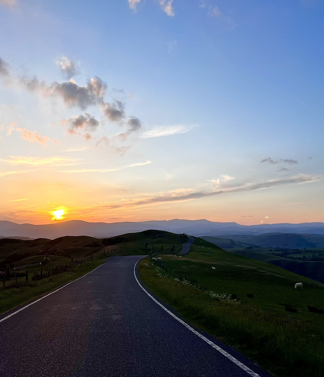 explwalestours's tweet photo. Evening light falls over the mountainous hills of Mid Wales.

#sunset #roadtrip #travelgram #sunsetlovers #wanderlust #ontheroad #adventuretime #scenicdrive #goldenhour #travelphotography https://t.co/2YN7kEI4mJ