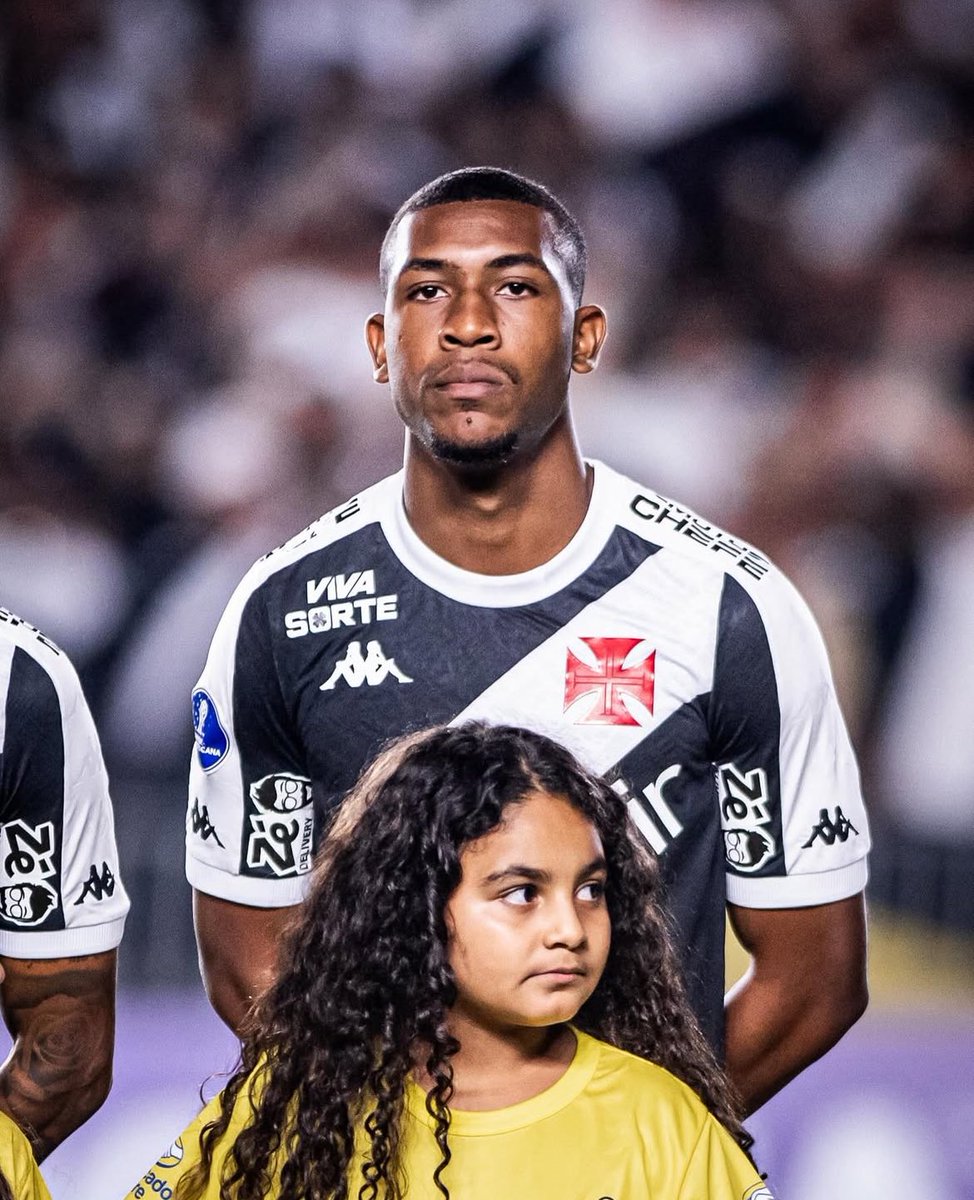 O Rayan ontem foi impecável.

Jogou pra cacete, provocou, sustentou e se consolidou como titular dessa equipe.

Fica só o desejo que ele explore mais o tapa no fundo. Na corrida ninguém vai pegar.

De resto, quero jogadores assim no Vasco. Com personalidade. 

E que se foda a