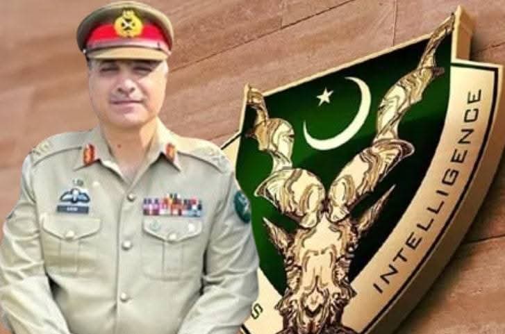 FarhanKVirk's tweet photo. مدرسے کی چٹائی سے جرنیلی کرسی تک!
اللّٰہ اکبر!

یہ وقت تاریخ کے اوراق پر روشن ستاروں کی طرح چمکنے والا ہے۔
ایک وہ وقت بھی تھا جب کہا جاتا تھا:
"مسجد کے ملا کو سیاست سے کیا مطلب؟"
اور آج کا منظر دیکھو!
آج پاکستان کے محافظ، پاکستان کے عسکری اداروں کی قیادت، انہی علماءِ کرام کے گھروں کی خوشبو سے مہک رہی ہے۔

جی ہاں...!

🏅 آرمی چیف جنرل عاصم منیر —
جن کے والد مسجد کے امام تھے،
اور خود جنہوں نے قرآن عظیم الشان کو سینے میں بسایا،
مدرسے کی چٹائی پر بیٹھ کر حفظ کیا،
اور آج وہی حافظِ قرآن — دشمن کی آنکھوں میں آنکھیں ڈال کر
پاکستان کی سرحدوں کے نگران ہیں!

✈ ائیرچیف مارشل ظہیرالدین بابر —
ان کے والد دارالعلوم دیوبند کے فاضل،
جنہوں نے کتابوں سے دل لگایا،
اور آج ان کا بیٹا فضاؤں کا مالک، ملک کا محافظ!

🕊 ڈی جی آئی ایس آئی —
ان کے والد خلیفہ مجاز ہیںایک درویش صفت، روحانی بزرگ،
حضرت صوفی اقبالرحمۃ اللّٰہ علیہ کے— وہی جنہیں
شیخ الحدیث حضرت مولانا محمد زکریا کاندھلوی رحمۃ اللّٰہ علیہ نے
اپنا خلیفہ مجاز بنایا تھا۔
جن کی دعاؤں کی خوشبو، جن کے ذکر کی معطر فضا،
آج بھی اہلِ دل کے قلوب میں بسی ہے۔
انہی کے سائے میں پلنے والا بیٹا،
آج پاکستان کی نگاہوں کا مرکز اور
دشمن کی نیندوں کا قاتل بنا بیٹھا ہے۔

🛰 ڈی جی آئی ایس پی آر —
ایٹمی سائنسدان کے فرزند،
جن کے تقویٰ کا عالم یہ کہ
دنیا کی سپر پاورز ان کے والد کا نام
"دہشت گردوں کی فہرست" میں شامل کرتی ہیں،
کیونکہ انہیں ایمان سے ڈر لگتا ہے،
علمِ نافع سے خطرہ ہوتا ہے!

🛡 ڈی جی ایم آئی —
جن کے والد تبلیغی مرکز رائیونڈ کے مقیم،
خود، ان کی اہلیہ، ان کے بچے — سب حفاظِ قرآن!
ایسے گھرانے جن کی راتیں قرآن کے سائے میں گزریں،
اور دن دشمن کے منصوبوں کو ناکام بناتے گزرے!

❗ اب ذرا سوچئے...
یہ سب کچھ کیسے ممکن ہوا؟
یہ کوئی اتفاق نہیں...
یہ علم کی برکت ہے!
یہ قرآن کی صحبت کا اثر ہے!
یہ مدرسے کی مٹی کی مہک ہے!
یہ علماء کی دعاؤں کا فیض ہے!

📖 جب قرآن عظیم الشان تمہارا دوست ہو،
🕌 جب مسجد تمہارا بچپن ہو،
📚 جب شیخ زکریاؒ جیسے اولیاء کے سائے میں تمہاری تربیت ہو،
تو پھر تم صرف لیڈر نہیں بنتے —
تم امت کی آنکھوں کا نور، اور دشمن کی نیند کا خوف بن جاتے ہو!
.....................
جلال الدین ابو الحسن