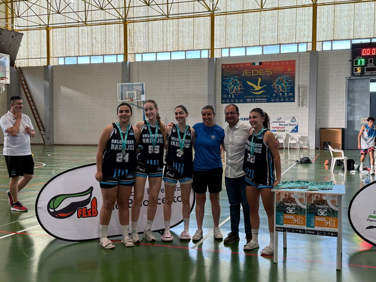 FExB's tweet image. 🏀 𝘾𝙖𝙢𝙥𝙚𝙤𝙣𝙖𝙩𝙤 𝙙𝙚 𝙀𝙭𝙩𝙧𝙚𝙢𝙖𝙙𝙪𝙧𝙖 3𝙭3 𝙐17

Hoy se ha celebrado en Zafra la fase final del Campeonato de Extremadura 3x3 U17 y así ha quedado el podium

⛹🏻‍♀️🥇 CAMPEONAS 
@cb_alqazeres Verde
⛹🏻‍♀️🥈SUBCAMPEONAS
@cb_alqazeres Rosa
⛹🏻‍♀️🥉 3er PUESTO
@BB_Badajoz
