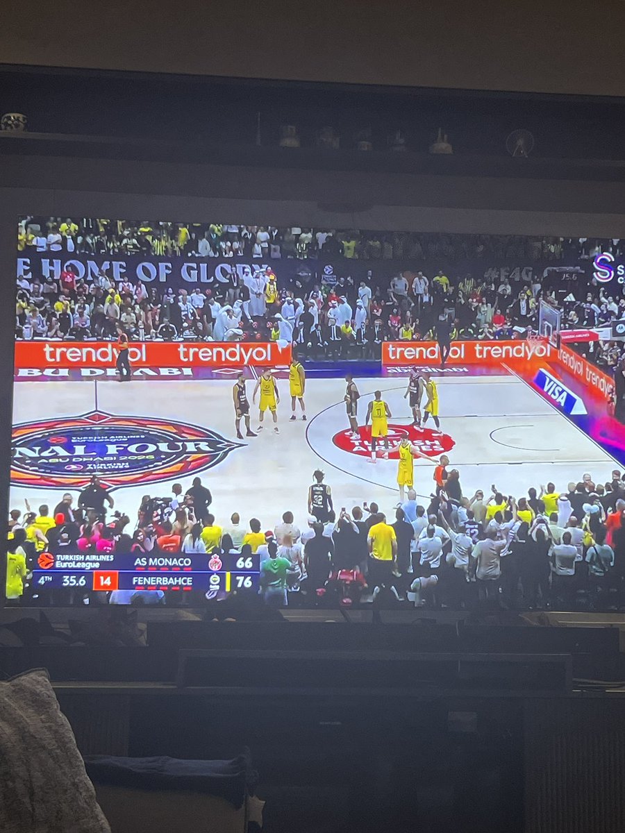 DuranSerka's tweet photo. Oleyyyy oleyyy oley şampiyon Fenerbahçe 
#finalfour2025 https://t.co/NqZ368fTof