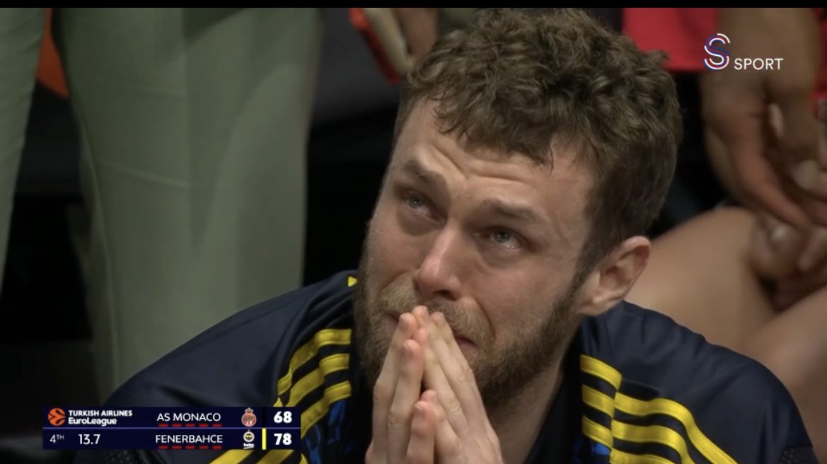 TekYolFener's tweet photo. Nicolo Melli sevinçten ağlıyor.. https://t.co/z72nOPeTBm
