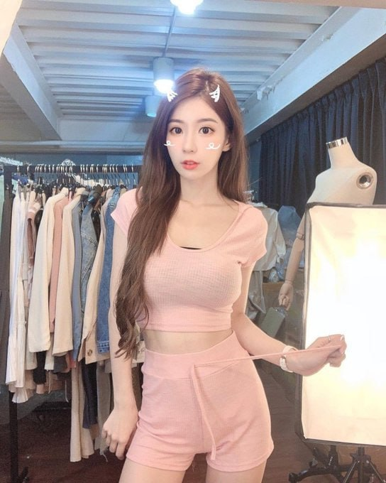 可嵐    162 C+ 46 26歲
#高雄不二價20000
愛漂亮的女生不怕冷 喜愛清涼打扮
展現誘人的身材 讓人癡迷地想玩弄她
女上位直接讓你舒服的繳械
身材外貌出眾 床技更是一流

大G聯絡方式  gleezy.net/g448mp
#喝優質本土外送茶找小蘭
#賴🆔  0964613 
小飛機聯絡方式：t.me/yd52013