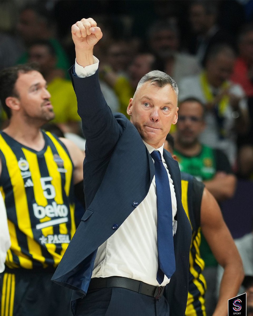 O sağ yumruk havaya kalktı.hakkını verdi.
