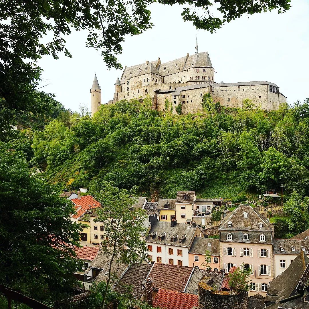 Rob muss ja nicht gleich feudal wohnen. Aber ein besseres Leben wünscht er sich schon. Deshalb übernimmt er in meinem #Roman "Der Schatz von Amalfi" einen Auftrag, den er normalerweise ablehnen würde. Link zum #eBook und #Buch: hmm-info.de/e-books/der-sc…

#Lesetipp #Buchtipp #Action