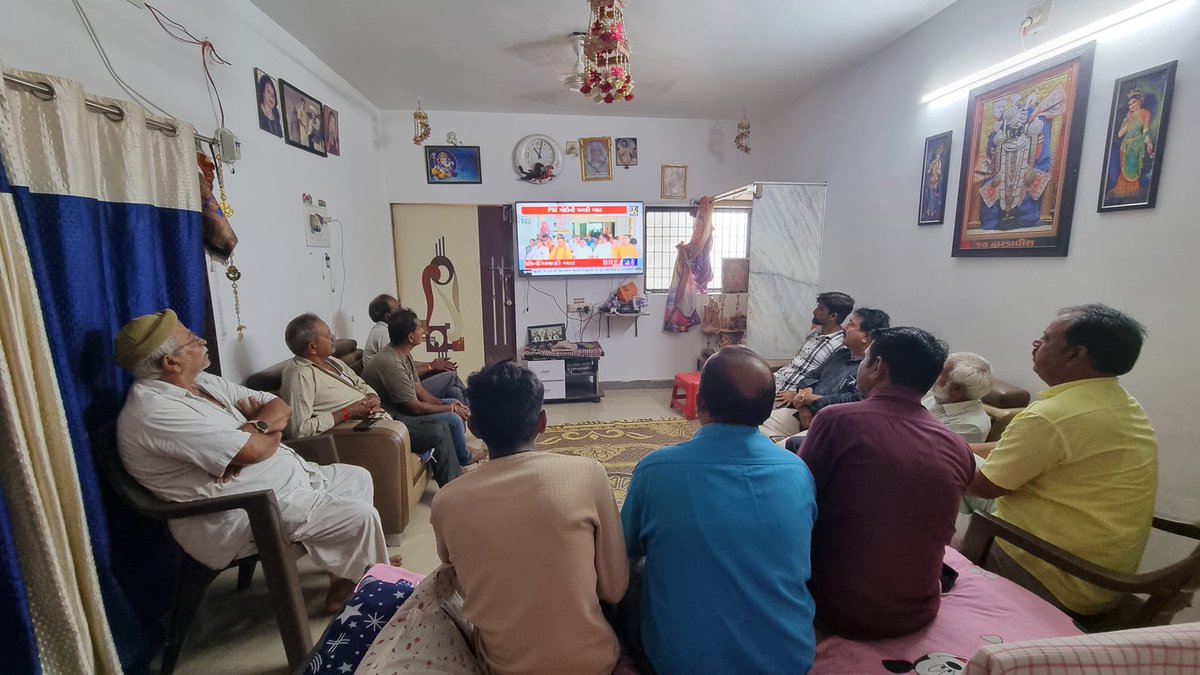 VyasPrakash's tweet photo. આજરોજ પ્રધાનમંત્રી શ્રી @narendramodi જીનો #MannKiBaat કાર્યક્રમ મારા નિવાસસ્થાને વિસ્તારના આગેવાન કાર્યકર્તાઓ સાથે નિહાળેલ. https://t.co/LxseWafayX