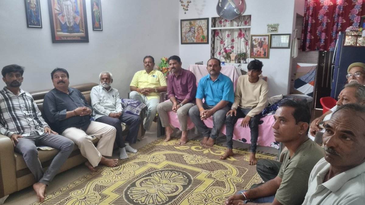 VyasPrakash's tweet photo. આજરોજ પ્રધાનમંત્રી શ્રી @narendramodi જીનો #MannKiBaat કાર્યક્રમ મારા નિવાસસ્થાને વિસ્તારના આગેવાન કાર્યકર્તાઓ સાથે નિહાળેલ. https://t.co/LxseWafayX