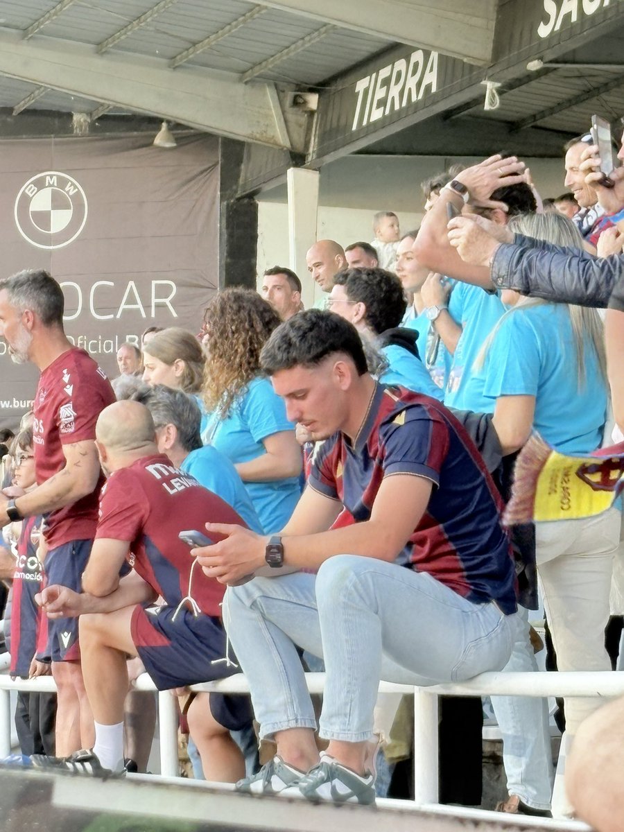 QUE BONITO ES EL PUTO FUTBOL

Ese chaval ha sufrido conmigo desde el minuto 1 con el gol en contra.
Le he dicho que hoy el Levante iba a ascender en el descuento, en el 97 no me equivoqué.

MUY FELIZ por estas aficiones 

FELIZ POR ÉL: Te lo merecías PABLO