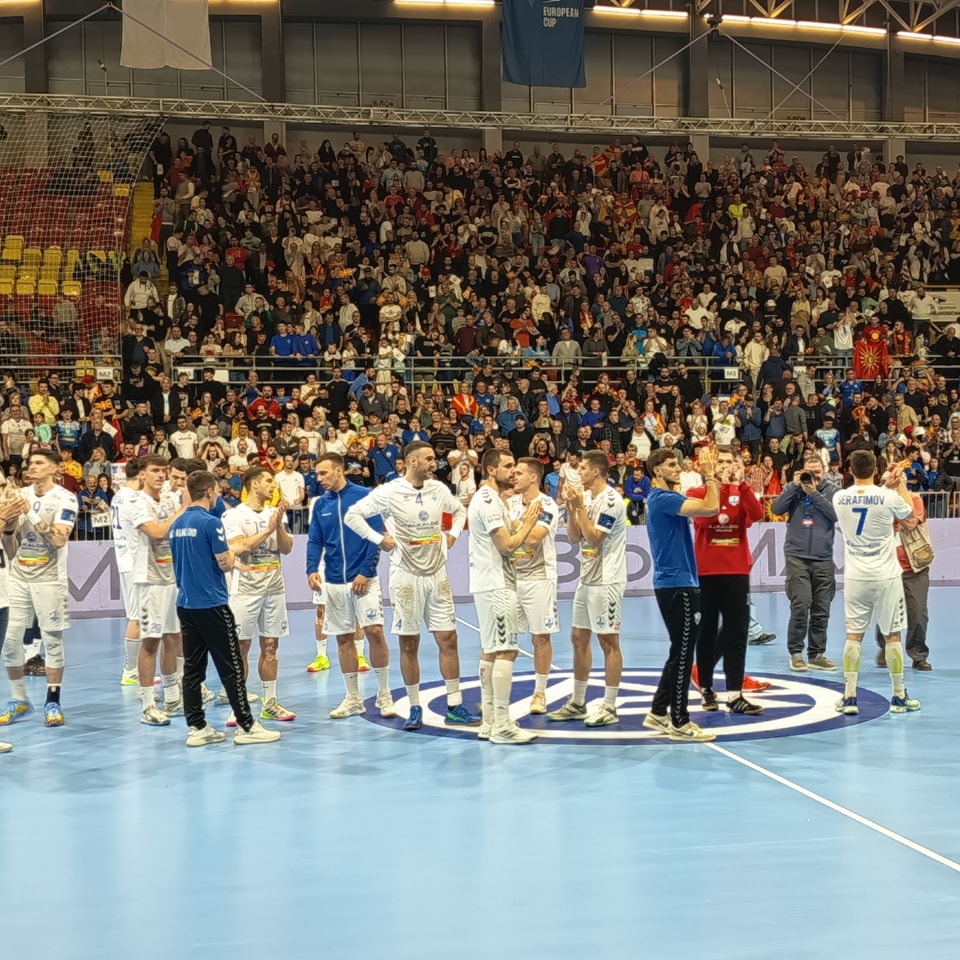 🇲🇰🤾‍♂️ Грците од АЕК одбија да играат во Скопје, финалето со Алкалоид во Европскиот Куп на ЕХФ одложено!

Причината е што во салата не дојдоа навивачите на грчкиот клуб, неофицијално, револтирани затоа што добиле само 200 влезници од домаќинот на овој дуел.

Ова е вторпат сезонава