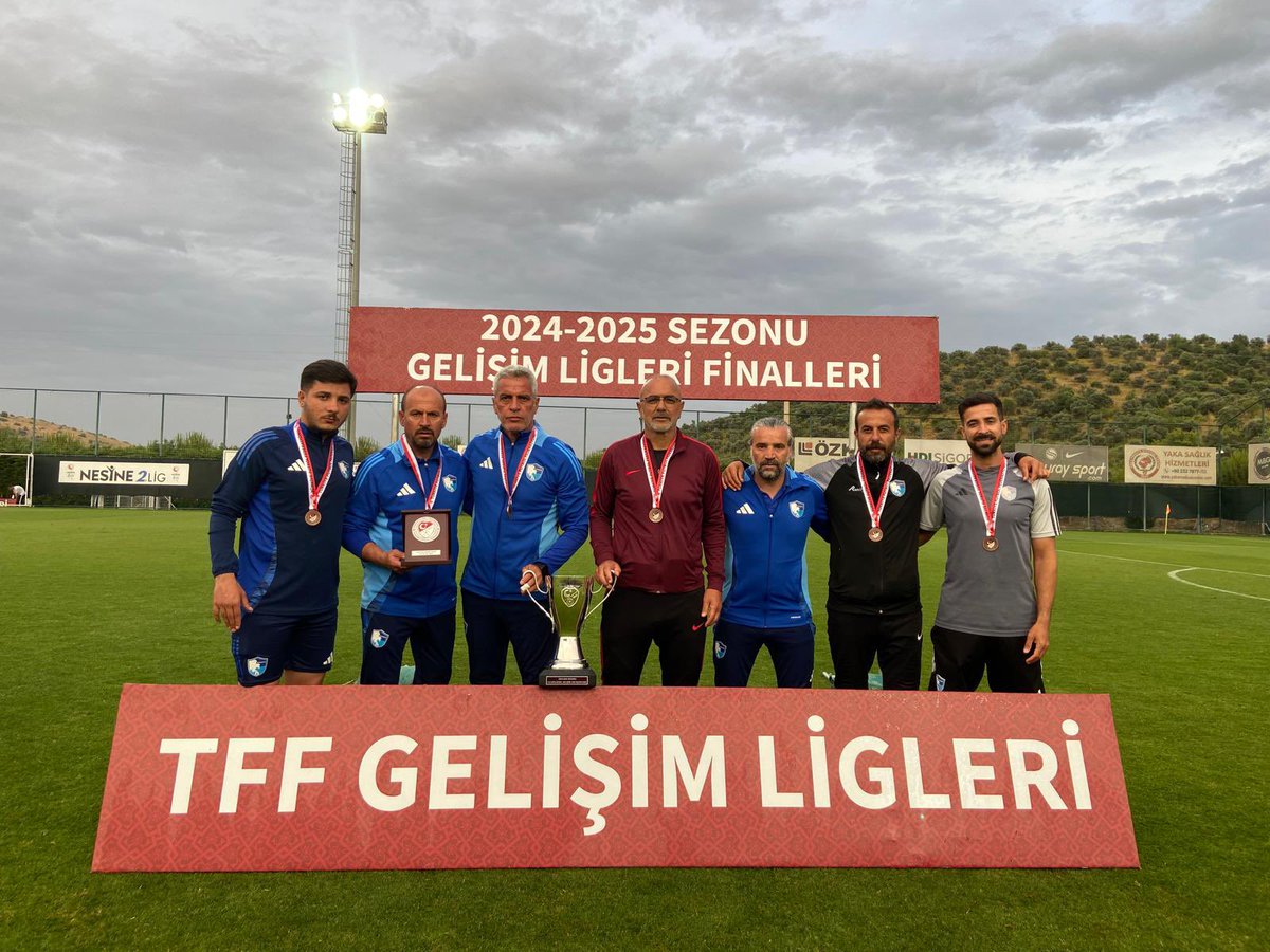 Altyapı koordinatörümüz Sefa Yunusoğulları nezdinde tüm antrenörlerimizi tebrik ediyor, çalışmalarında başarılar diliyoruz. 🏆

#TebriklerGençler 💙🤍