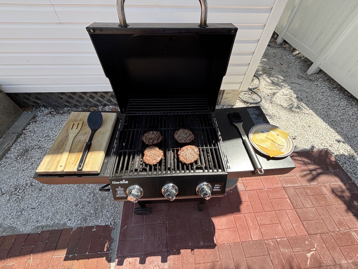 bigcountry83629's tweet photo. don’t let Big Randy get hot on the grill #oilersin5 https://t.co/5pabNBWHw8