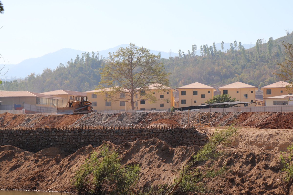 julikueng's tweet photo. Photos I took a few months ago show scam compounds under construction south of Myawaddy. Now, those sites are up and running—controlled by Chinese mafia, and holding trafficked victims in brutal conditions. #Myawaddy #HumanTrafficking Photos:@julikueng https://t.co/drpvn73ui4