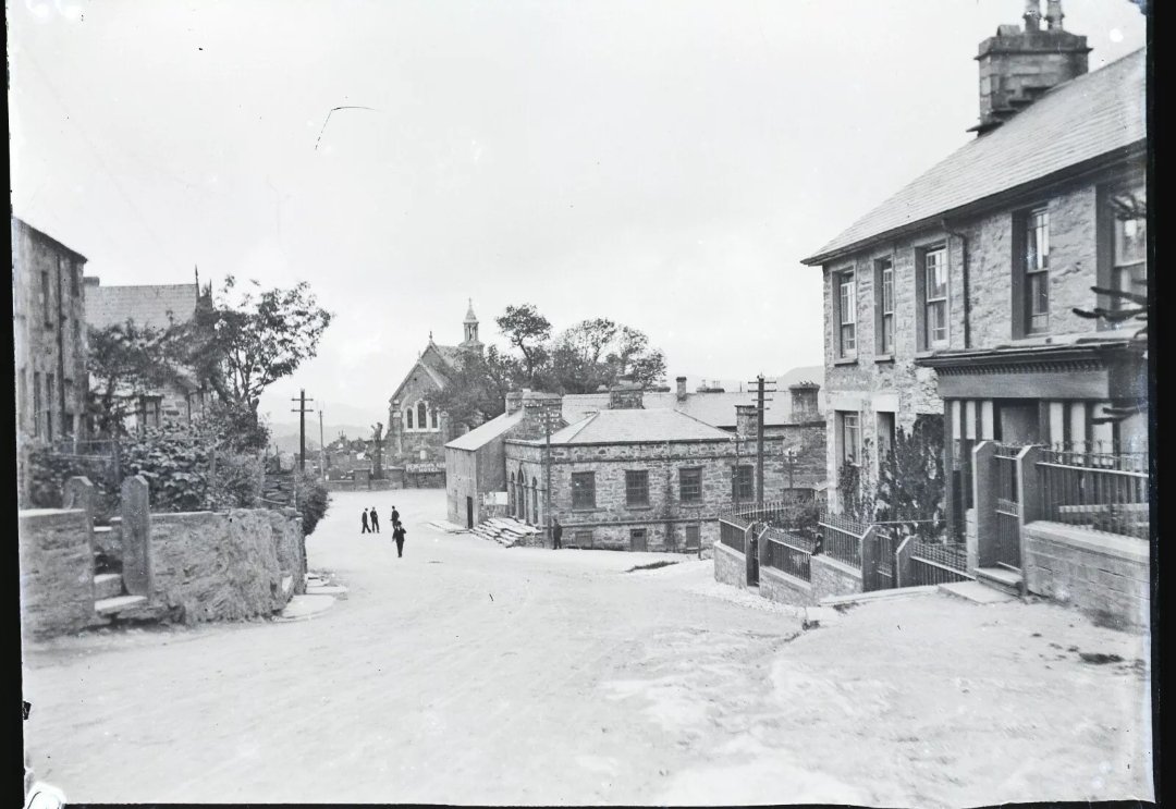 MEIRIONYDDPHOTO's tweet photo. Y Pengwern @ypengwern pub and chapel at #LlanFfestiniog https://t.co/1BQ7iCIkRn