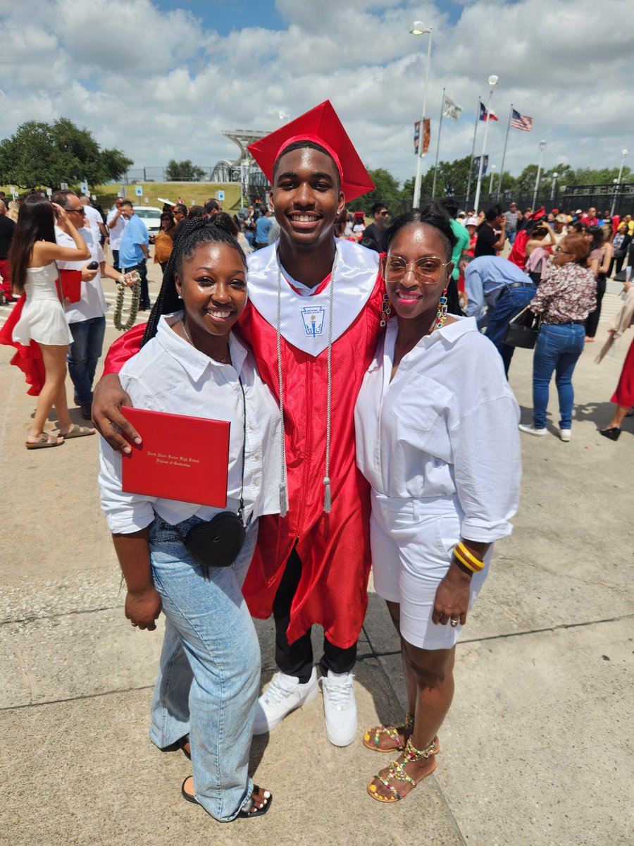 I ❤️ ❤️ this scholar! <a href="/Legendary_Ross_/">Charles CJ Ross</a> I am super proud of you. Let the journey begin!💜💛 <a href="/LSUfootball/">LSU Football</a> <a href="/TiaaMae_/">🦋</a>