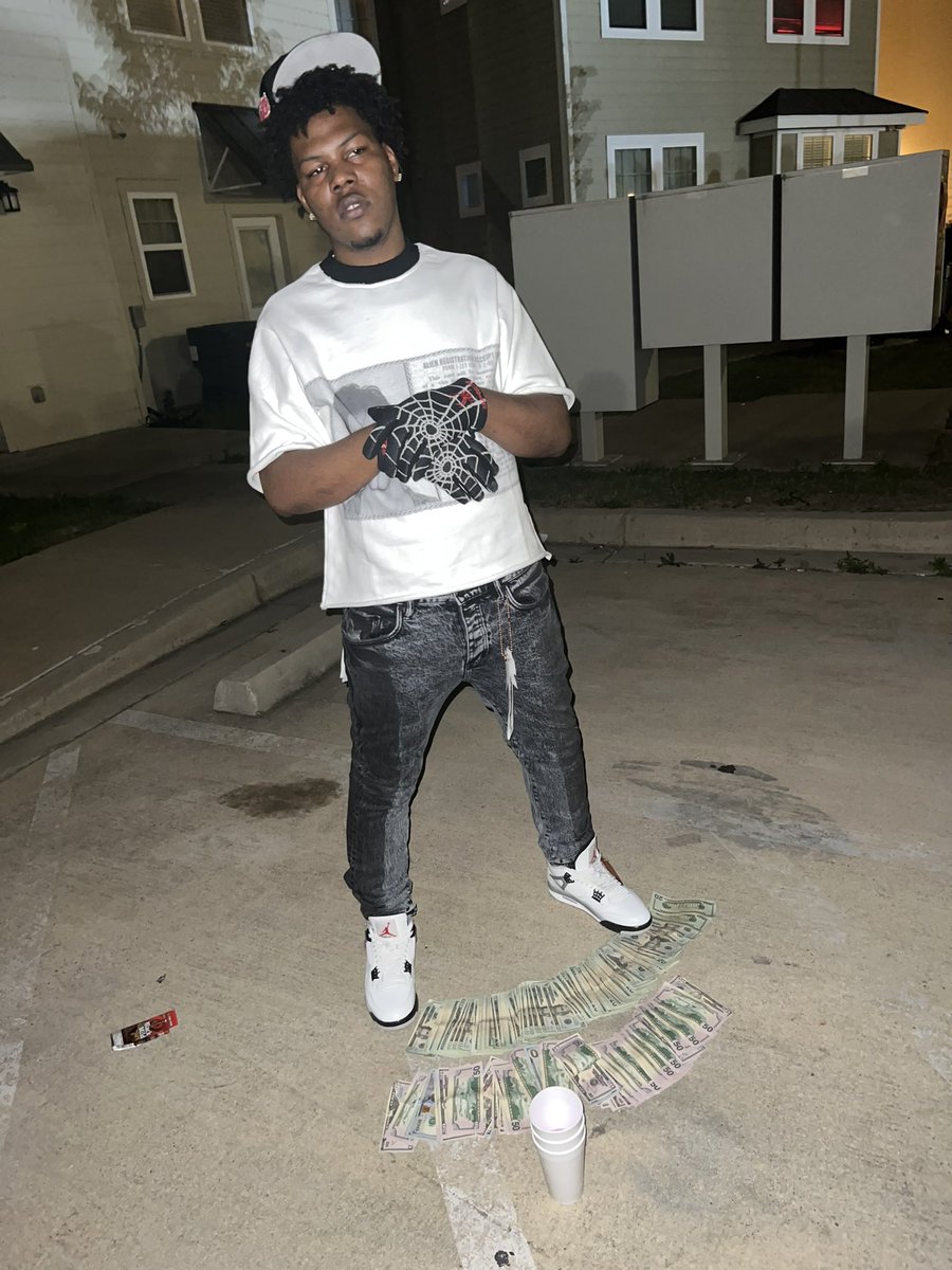Co3aob's tweet photo. Cuh fighting a M make sure he make store 💙 we mix match designer don’t dress too the toe…outfit cost 💲 rent &amp; im sipping a car note 💜☔️ #Free1152 #LONGLIVEDAGUYS #SouthVegas #Co3 https://t.co/DWR62sxlMI