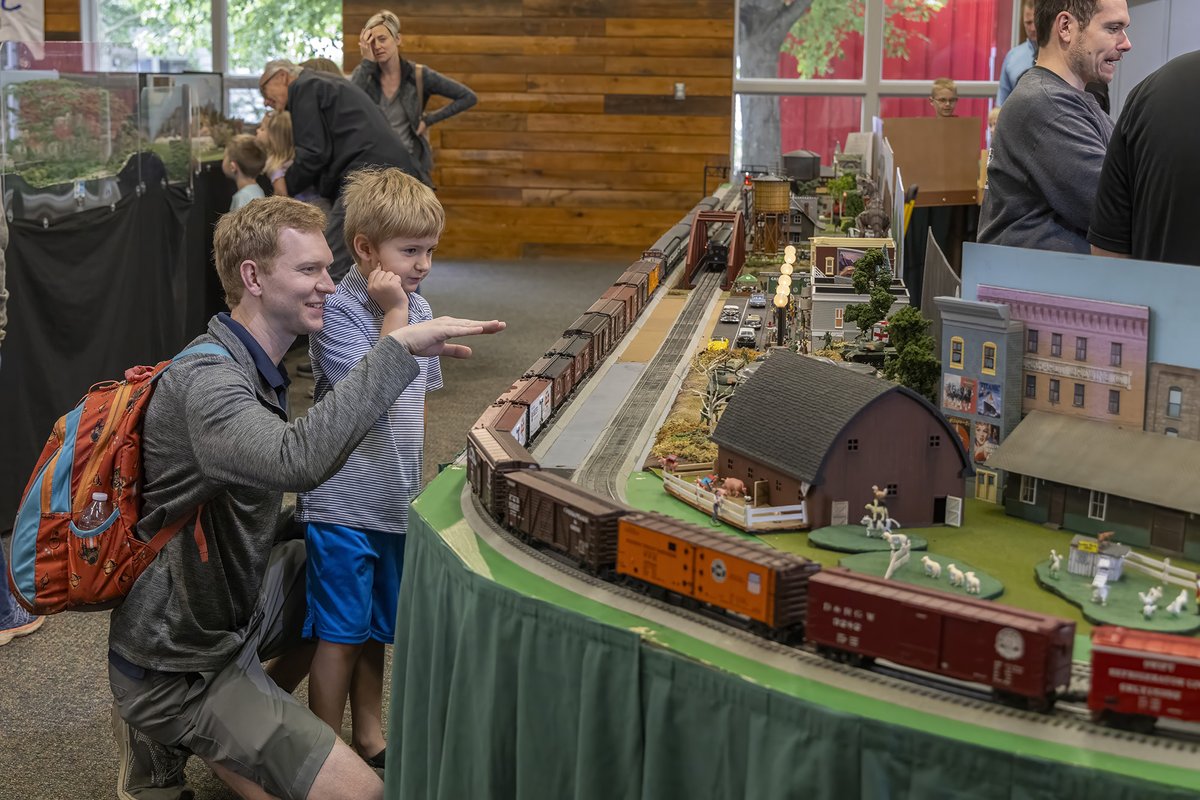 Railroads in the Park will soon roll into Lake Metroparks Farmpark! 🚂 On May 31–June 1, little conductors and big railway enthusiasts alike can enjoy a weekend full of locomotive delights and classic farm fun.

🛤️ Intricate model and track-scale displays
👀 Model railroading