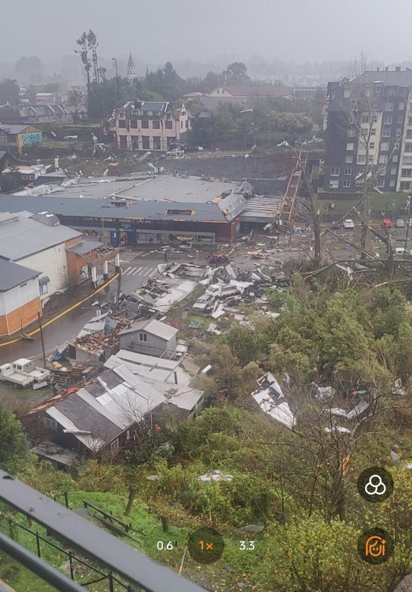 mceciliaorrego's tweet photo. Tornado en Puerto Varas, 15 hrs aproximadamente, centro de la ciudad destruida https://t.co/TWeecylBKO