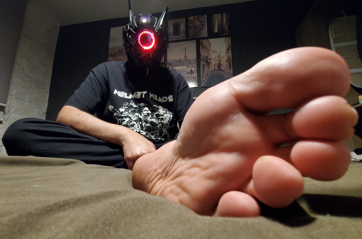 DarkZeusBacon's tweet photo. CW: IRL FEET  In request of @/TheArmoredGiant (amazing photos by him btw~)  

I will share more of my irl feet~ 

 now all of you will feel extra smalller~ 

I burrow for a bit the mask~ https://t.co/ykB74OmhJf