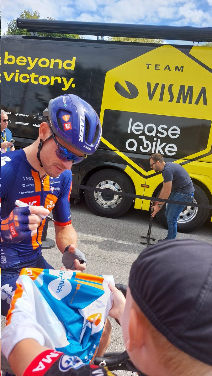 Thanks for another signature for my son today at #GirodItalia <a href="/picnicpostnl/">Team Picnic PostNL Raisin</a> (i know the background feels wrong 😆)