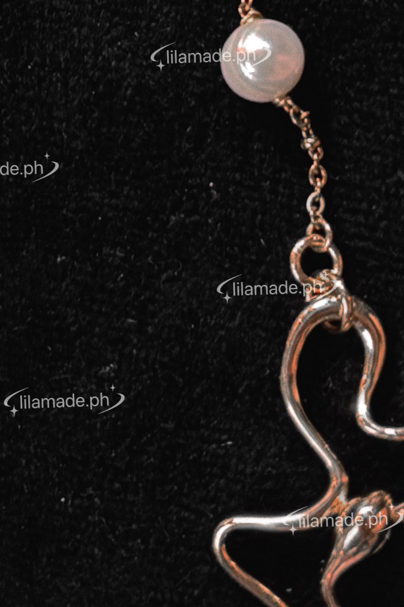 lilamadeph's tweet image. Beauty bites back, darling.
The one who rules with a smile and strikes in silence.
Golden, poised, and far more powerful than they lets on.
This serpent? It remembers Eden.

In collaboration with the amazingly talented @adylaineart 🐍

#HazbinHotel #EmbraceTheChaos