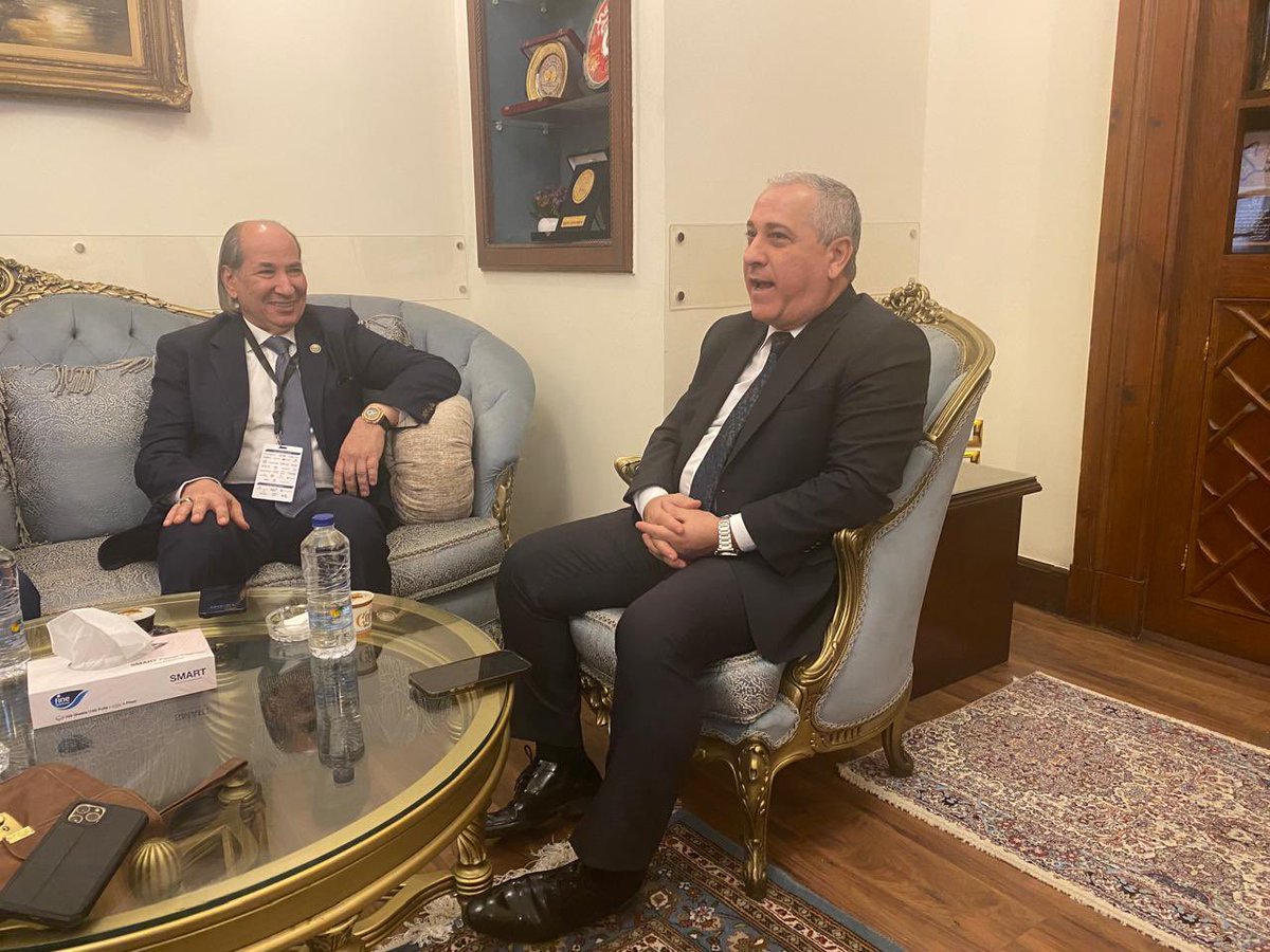 لقاء يوقظ فيك إحساسًا نائمًا، إحساسًا قديمًا بأن الجمال لا يزال ممكنًا… وأن الأشياء التي نظنها تكسرت، ربما كانت فقط تنتظر من يلمسها بلطف لتعود إلى الحياة. جلست مع المهندس عبدالصادق الشوربجي رئيس الهيئة الوطنية للصحافة، لا كما يجلس الناس أمام مسؤول، بل كما يصغى إلى رجلٍ يتكئ على