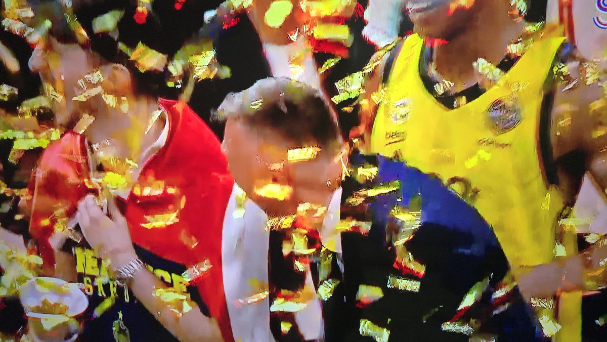 "DÜNYANIN EN GÜZEL TAKIMI"
#finalfour2025 i kazanan #FenerbahceBeko 
"Şampiyon Fenerbahçe"