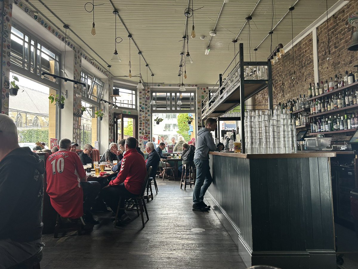 PubsSaving's tweet image. Excellent beer selection (including two Cloudwaters) at The Globe, Lisson Grove today!  Full of Charlton fans celebrating. #marylebone #pubs #caskales