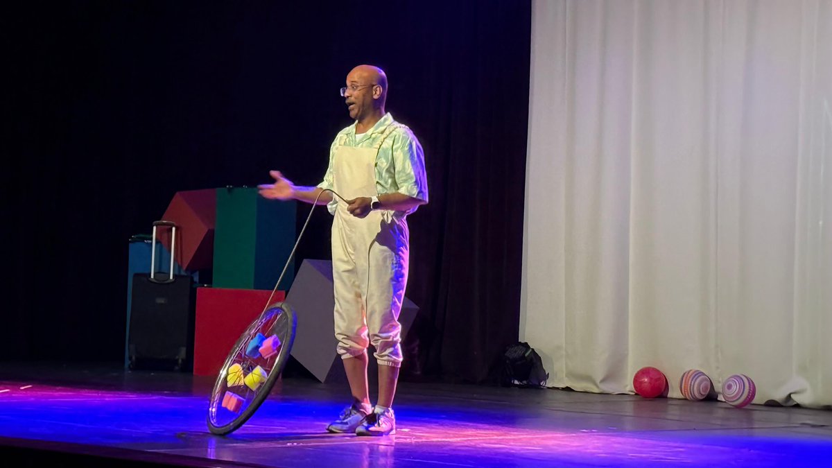 جانب أخر من العرض المسرحي لمسرحية #المخترعان_الصديقان