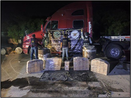 🚨 #UltimoMinuto
#EJERCITOMEXICANO y #GuardiaNacional detuvieron a una persona asegurándole 220kg de #cocaina  en los tanques de combustible de un tractocamión, en el municipio de Santiago Niltepec, Oax. #Oaxaca #Operativo <a href="/Milenio/">Milenio</a> <a href="/adn40/">adn40</a>