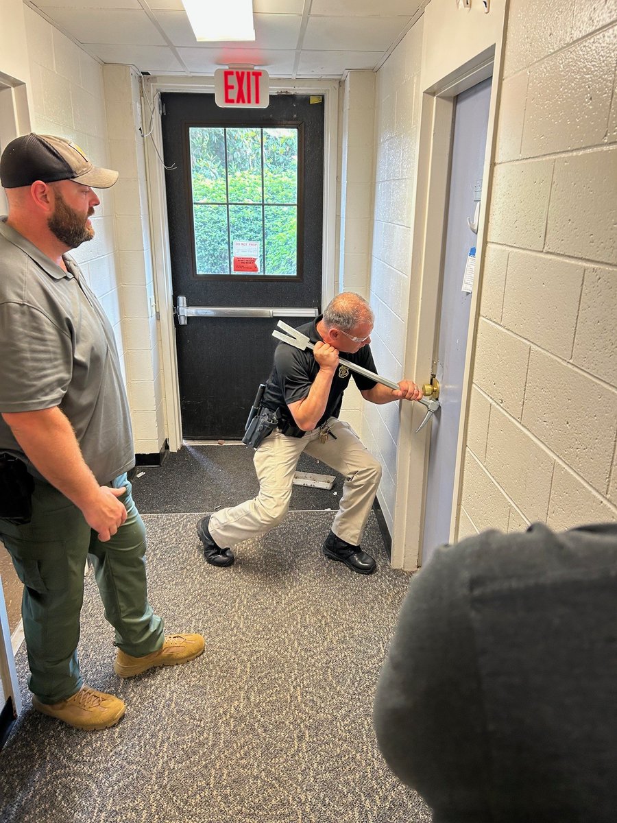 Furman_PD's tweet photo. University Police receive training in advanced police officer response tactics, including door breaching and building clearing. https://t.co/TcfKhudZiT