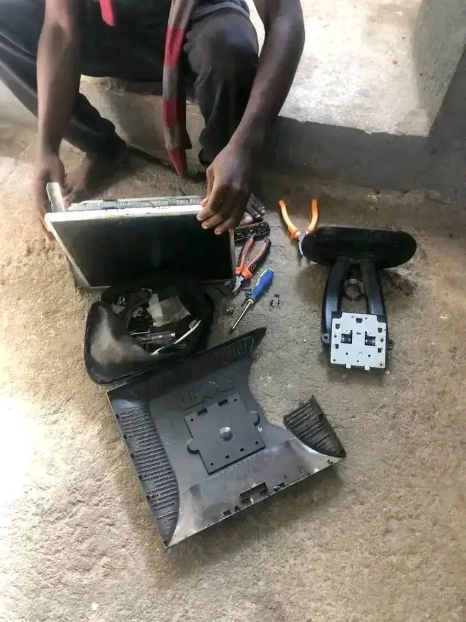 DodaldinoC's tweet image. Já mandaram arranjar ...
#bilo #televisão