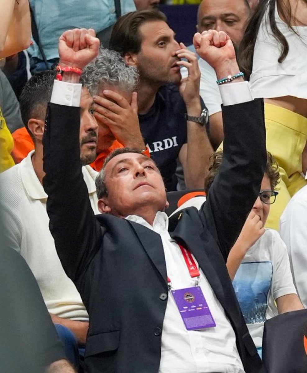 Ali Koç: “Bu kupa, bu gece kazanmamızı isteyen Fenerbahçelilere armağan olsun. Camiamıza, ülkemize hayırlı olsun. En çok da kazanmamızı isteyen Fenerbahçelilere armağan olsun."