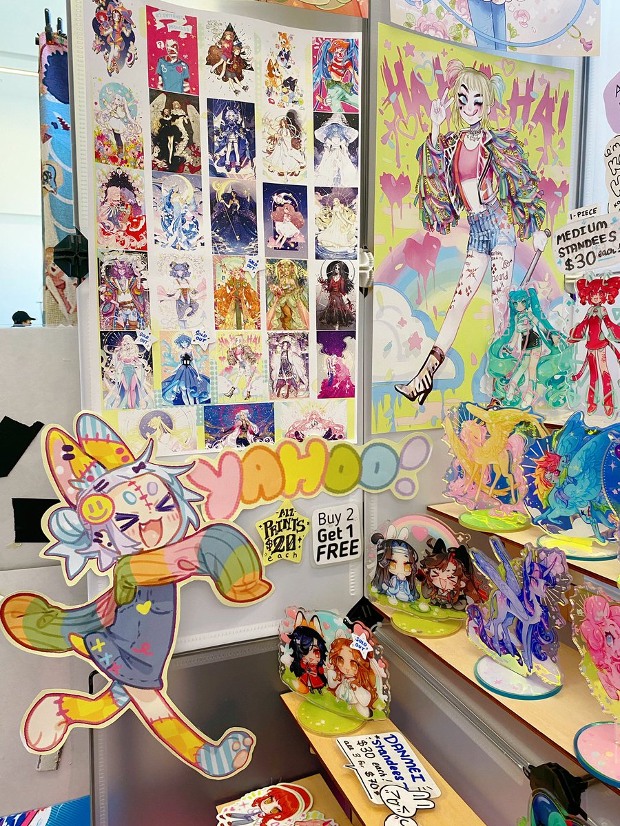 How is it already day 3 of fanime * q *🎏🍒🍊still going strong tho!!!!
come say hi!!!! 