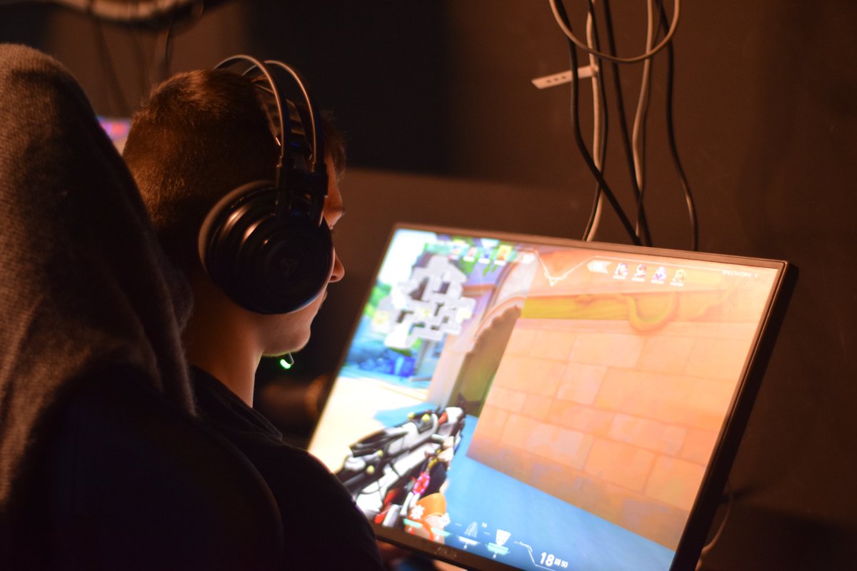 Tankos35_VL's tweet photo. 🎮thanks for the pictures&amp;experience for @spiritgaminghun 🎮
📍@IWE_esport Academy📍

- Players: -
@a_xhyt_ 
@Manitrox12 
@bni_exe 
Zotya

- Coaches -
VortexGod
@BotondMate https://t.co/qnJUOd4Fqr