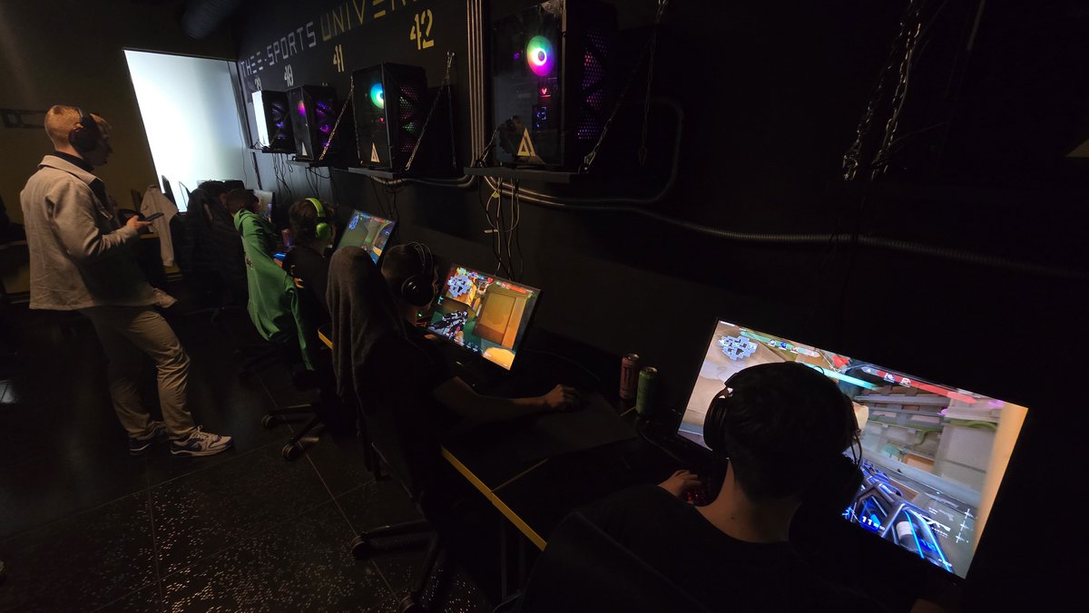 Tankos35_VL's tweet photo. 🎮thanks for the pictures&amp;experience for @spiritgaminghun 🎮
📍@IWE_esport Academy📍

- Players: -
@a_xhyt_ 
@Manitrox12 
@bni_exe 
Zotya

- Coaches -
VortexGod
@BotondMate https://t.co/qnJUOd4Fqr
