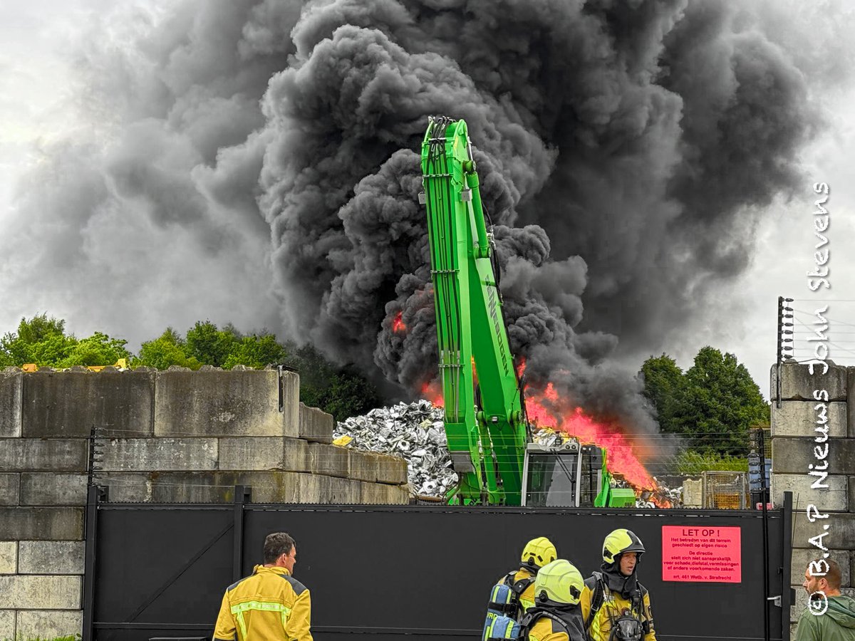 Grote brand bij Metal Company Holland in Emmen