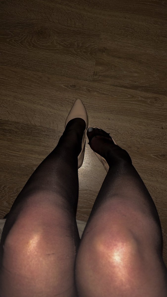 em_ieps's tweet photo. J’attends les acheteurs 😉 #pied #photodepieds #moneyslaves https://t.co/9bn3q2RXBW