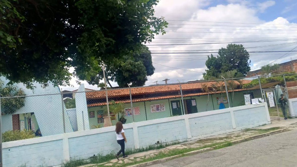 2:32 pm | Preescolar Aquiles Nazoa, municipio Girardot.

No fue indiferencia, fue convicción. Hoy los maracayeros se negaron a obedecer.
#YoYaVotéEl28J #YoNoObedezco
