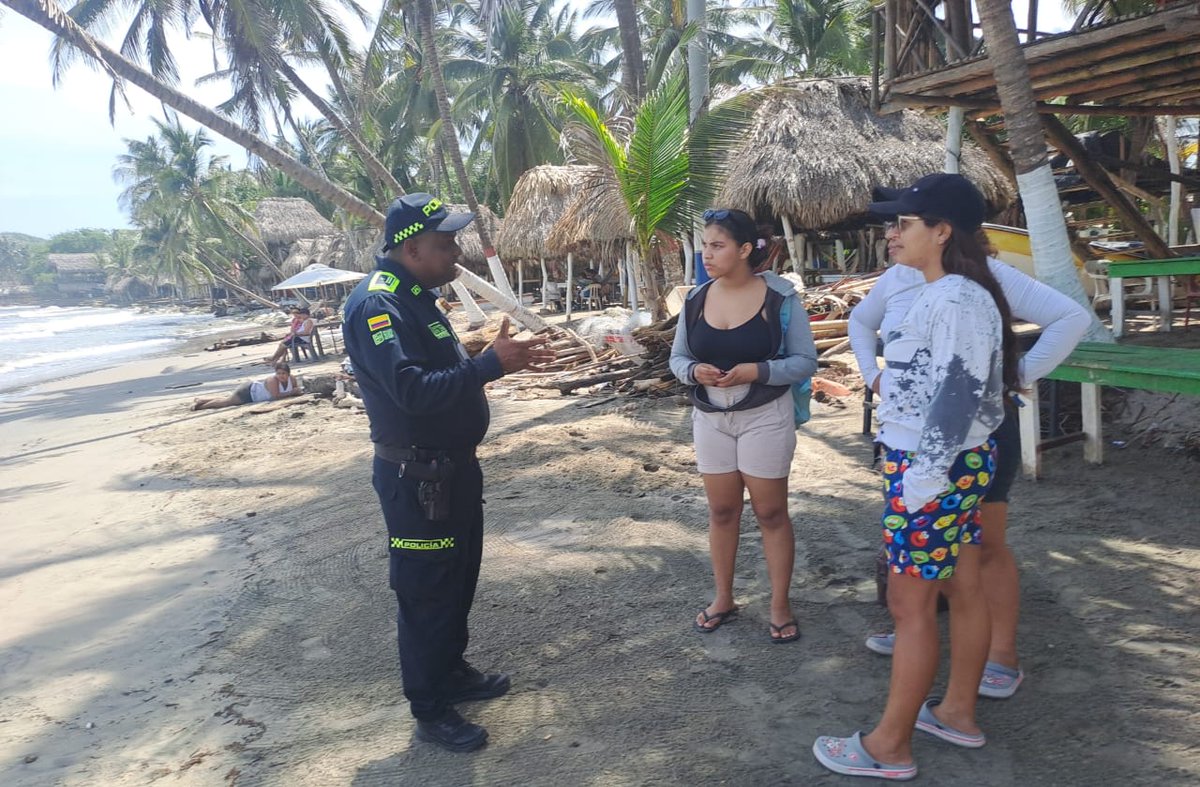PoliciAtlantico's tweet photo. En las playas del #Atlántico, @ProteccionPonal, realizan actividad preventiva, invitando a la ciudadanía a las buenas prácticas para el desarrollo de “Un Turismo Responsable por mi Colombia”, con el fin de generar sentido de pertenencia y responsabilidad a los bañistas. https://t.co/w67dhQKm6y