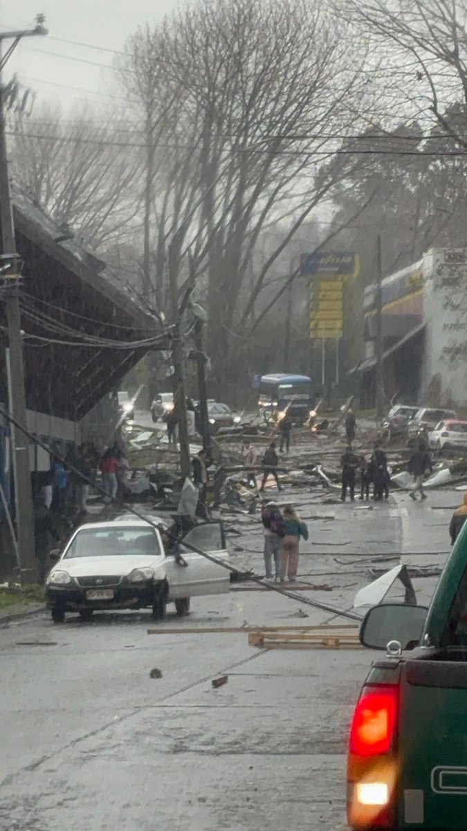 reddeemergencia's tweet photo. #Tornado afecto esta tardes varios sectores de #PuertoVaras en región de los Lagos. Se esta evaluando daños y si hay personas lesionadas. Información en desarrollo. @biobio @Cooperativa @adnradiochile https://t.co/YStBpDscIz