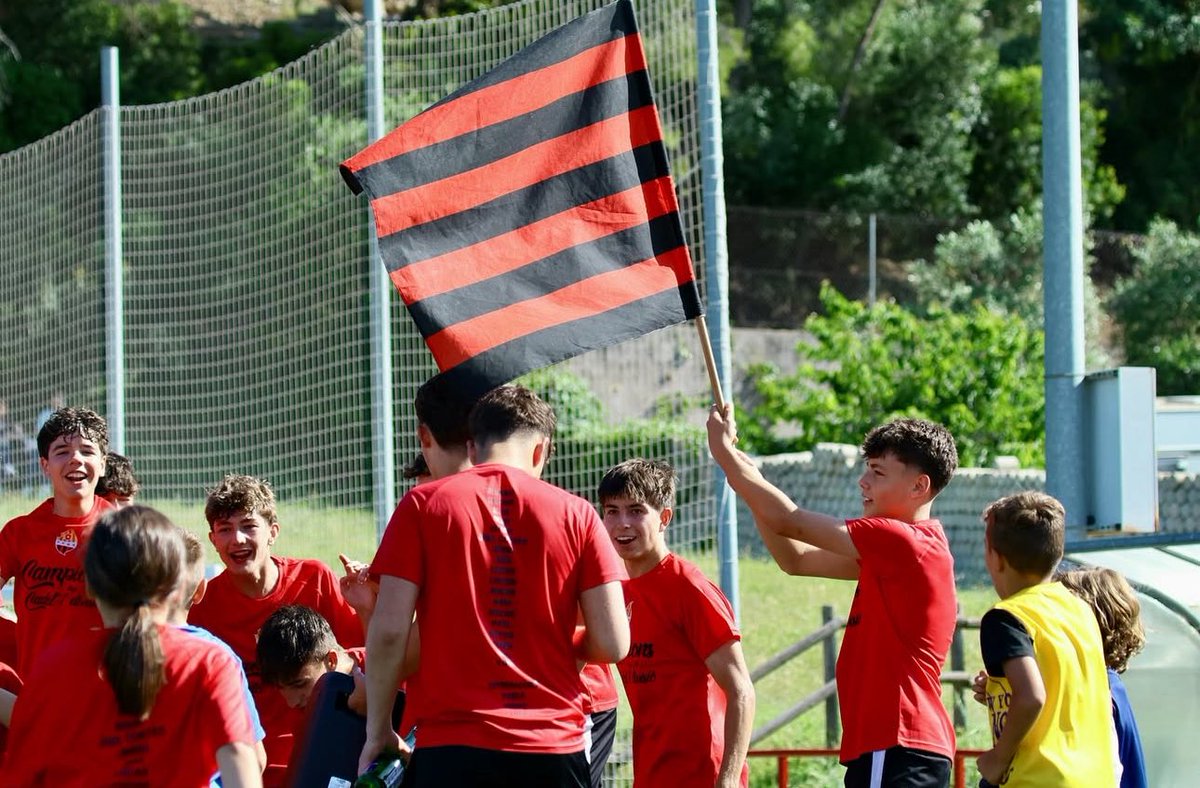 𝘾𝘼𝙈𝙋𝙄𝙊𝙉𝙎!!!🏆🤩

El Cadet B es proclama campió de la Primera Divisió – Grup 15 després d’una temporada impecable.

Felicitats, nois 
FORÇA REUS!🔴⚫️

#ffutbolbasereus