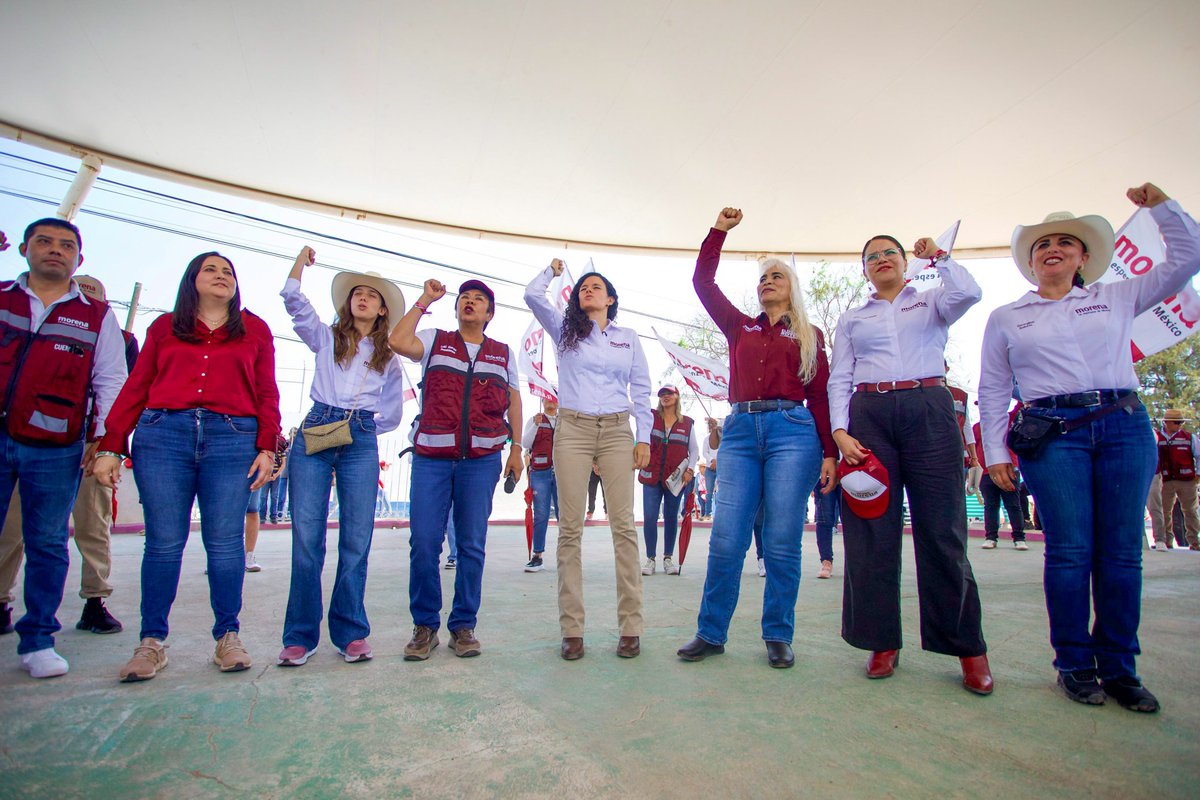 GarciaGaray_L's tweet photo. Nuestro trabajo está en el territorio, escuchando a la ciudadanía.
Hoy recorrimos #Cuencamé junto a liderazgos del CEN @LuisaAlcalde, @CaroRangelG, @SoyCamMartinez y nuestra próxima alcaldesa Elizabeth Sotelo.
La 4T tendrá continuidad con el pueblo y para el pueblo. #MorenaArrasa https://t.co/5N60MnQc55