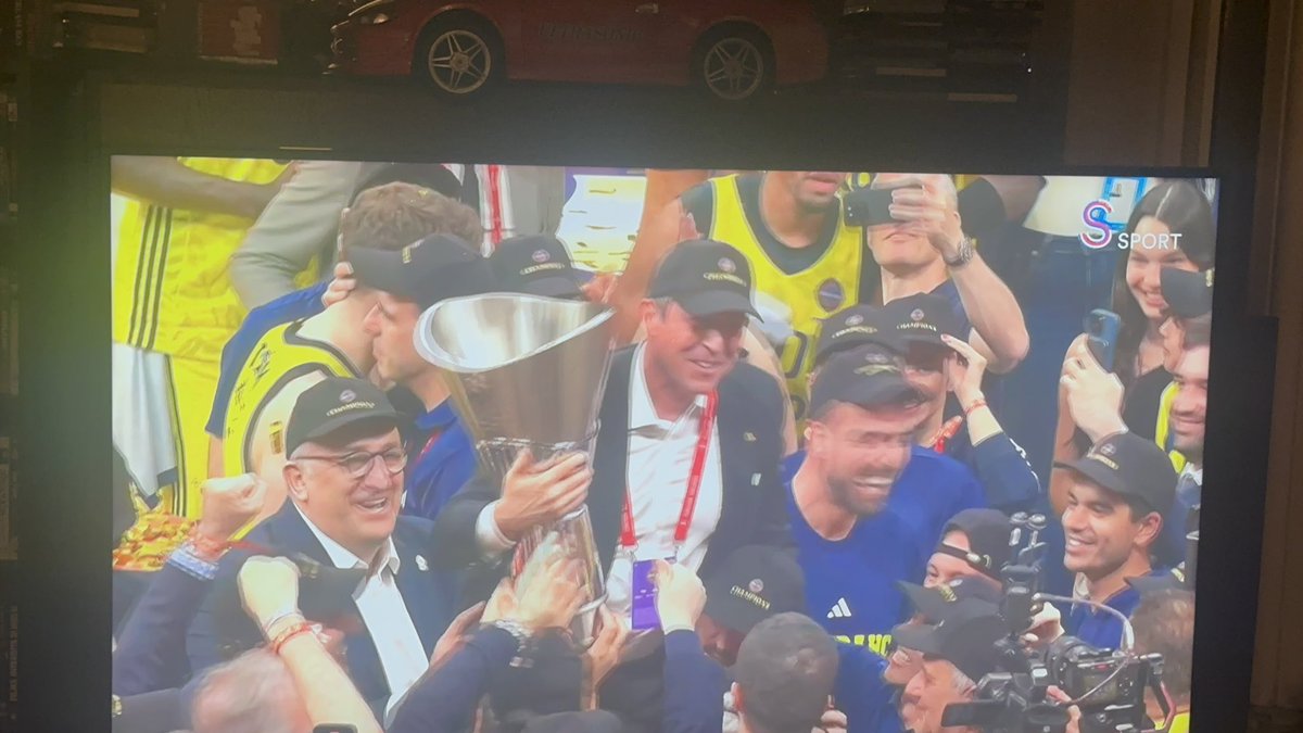 Fenerbahçeli olmaktan yine gurur duyuyoruz!!! 💛✨🧿💙💛✨🧿💙 Sen çok yaşa dünyanın en güzel takımı! Başkanından masörüne kadar SARAS’tan tüm oyuncularına kadar, güzel enerji yollayan her taraftara kadar herkese kutlu olsun! SEN TÜRKİYEYİ AYDINLATAN HARIKA BİR FENERSİN!