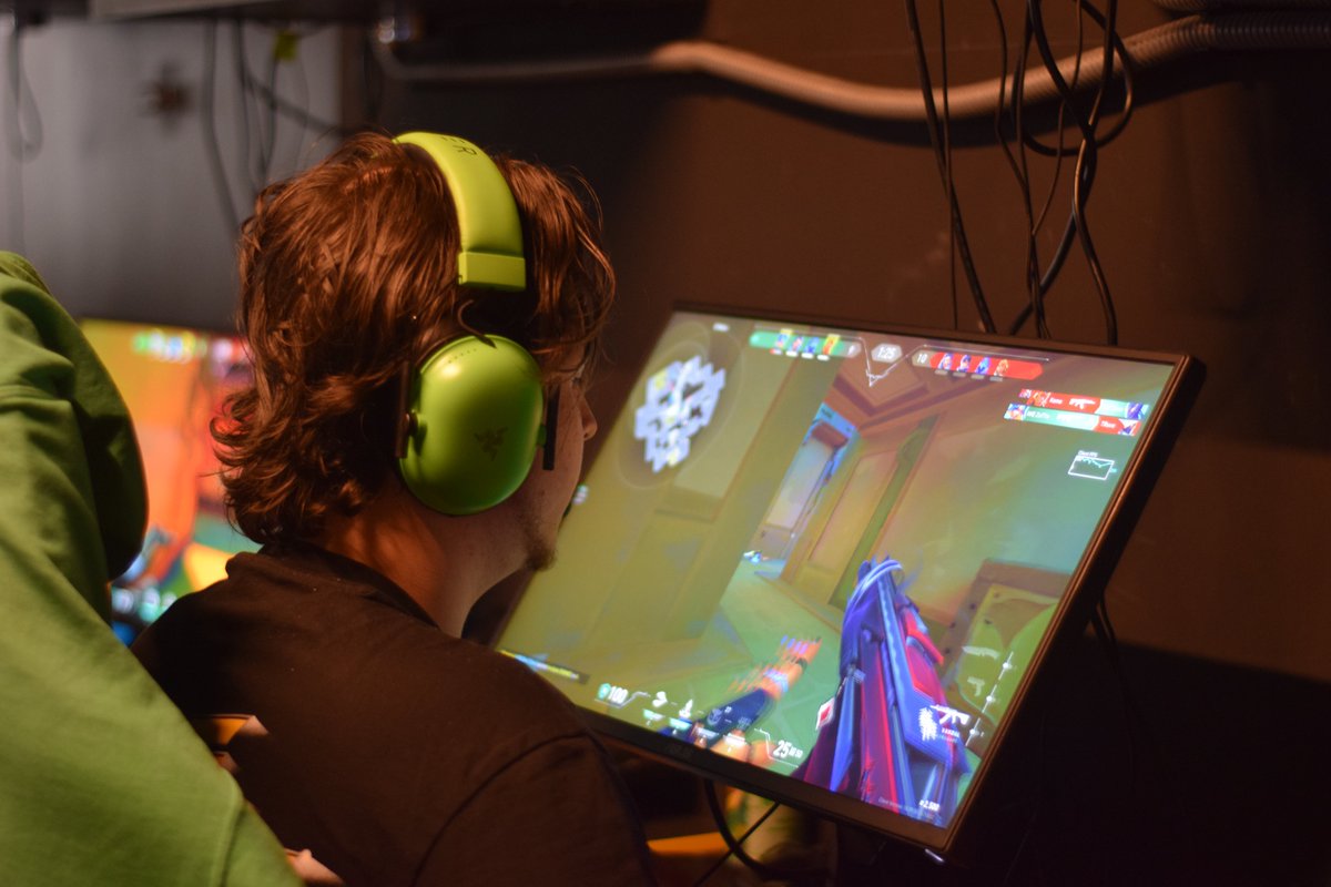 Tankos35_VL's tweet photo. 🎮thanks for the pictures&amp;experience for @spiritgaminghun 🎮
📍@IWE_esport Academy📍

- Players: -
@a_xhyt_
@Manitrox12
@bni_exe
Zotya

- Coaches -
VortexGod
@BotondMate https://t.co/L9bnkDVAS0