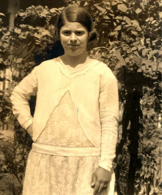 Blanca Stella no fue flor de jardín.
Fue relámpago en la selva,
telegrafista de la libertad.

...... feliz cumpleaños Compañera. 

#BlancaStellaAraúz #PLOMO19