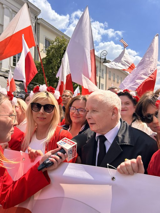 Bardzo mi się podoba teoria kolportowana na kontach obłąkanej sekty Tuska i Giertycha #SnaW mówiąca, że "Kaczyńskiego nie było dzisiaj na marszu, bo przestał popierać Nawrockiego". Was już się nie da wyleczyć.